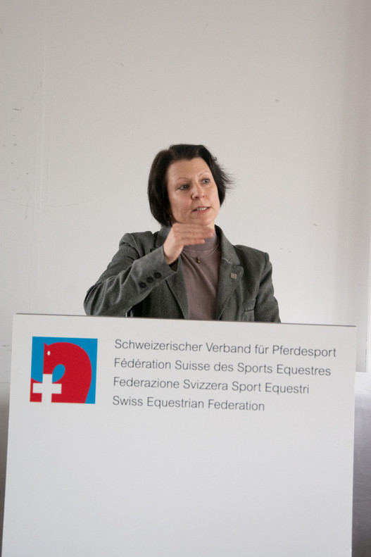 SVPS-Sportmanagerin Evelyne Niklaus beschreibt den gesamtschweizerischen sportpolitischen Hintergrund des FTEM-Konzepts. | © SVPS/C. Heimgartner 