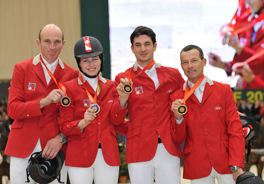 L’équipe olympique suisse de Hong Kong 2008 lors de la remise rétroactive de la médaille de bronze à Genève : Niklaus Schurtenberger, Christina Liebherr, Steve Guerdat et Pius Schwizer (© Kit Houghton)