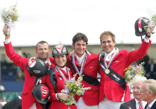 En 2009, Pius Schwizer fait partie de l’équipe championne d’Europe à Windsor (GBR) : de g. à dr. : Pius Schwizer, Clarissa Crotta, Steve Guerdat et Daniel Etter (© Julia Rau)