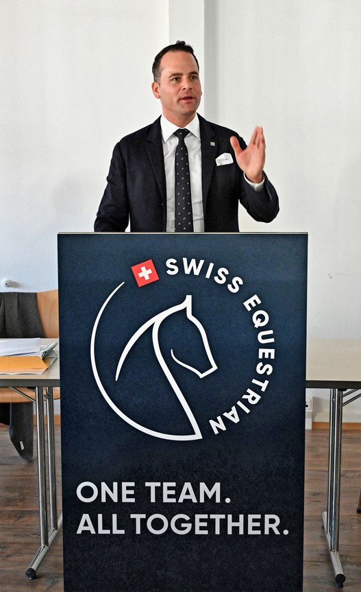 Richtet den Blick nach vorne:  Damian Müller an der Mitglieder­versammlung von Swiss Equestrian im Oktober 2023 | © Swiss Equestrian