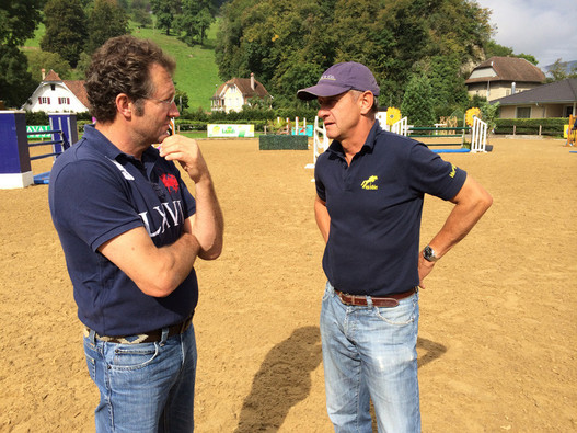 Veterinär Thomas Wagner im Gespräch mit dem Team-Trainer Thomas Fuchs.