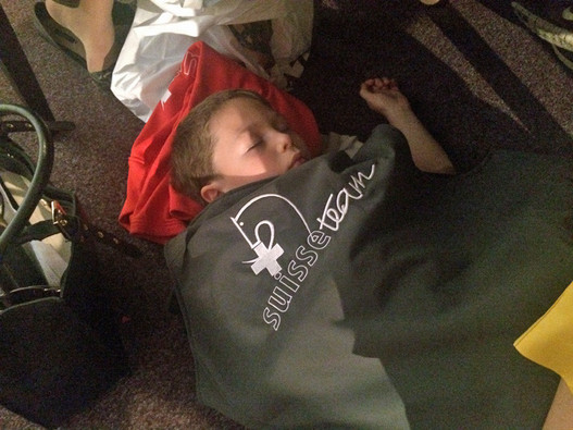 Un petit fan fatigué lors de la fête pour les médaillés Suisse