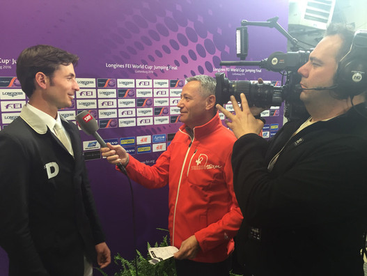 Der Equipen Chef interviewt den Weltcup-Sieger fürs Schweizer Fernsehen