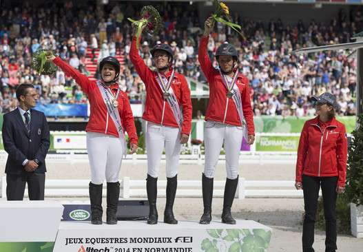 Les Suissesses couronnées de succès lors des des Jeux Equestres Mondiaux de Caen (FRA) : l’équipe Suisse avec (de gauche à droite) Andrea Amacher, Sonja Fritschi et Barbara Lissarrague décrochait le Bronze!