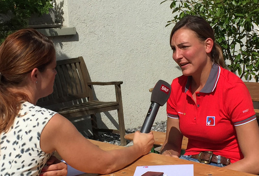 SRF-Journalistin Michèle Schönbächler interviewt die Springreiterin Nadja Peter Steiner