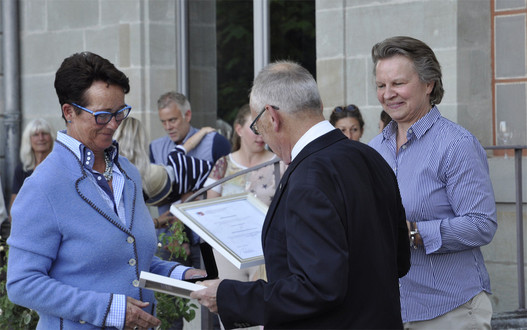Claude Nordmann, membre du Comité de la FSSE, remet la Distinction Dressage Elite à Barbara von Grebel, à sa droite Cordula Niklaus, membre du Directoire de Dressage (photo: SVPS/P. Balsiger)