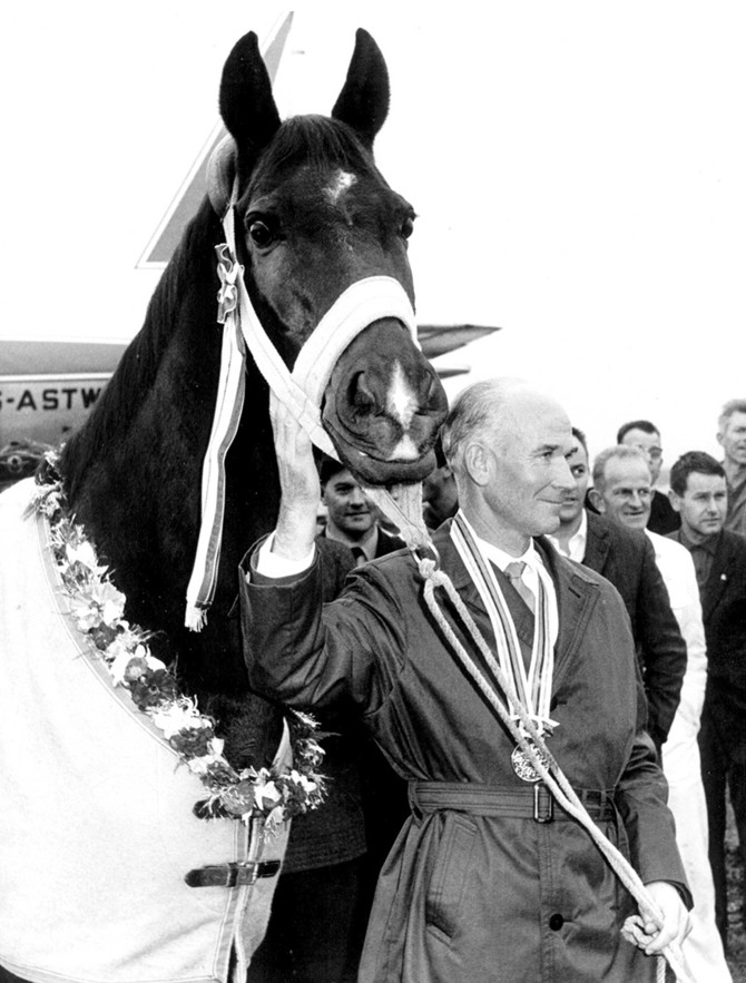 Jeux olympiques de Tokyo 1964 : le médaillé d'or Henri Chammartin avec Woermann (Photo : Archive Max E. Ammann)
