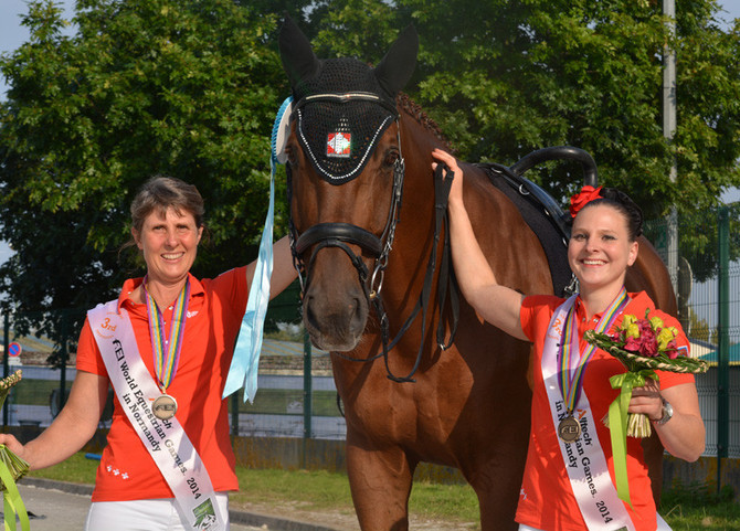 Voltige: Bronze pour Simone Jäiser avec son cheval Luk et la longeuse Rita Blieske.