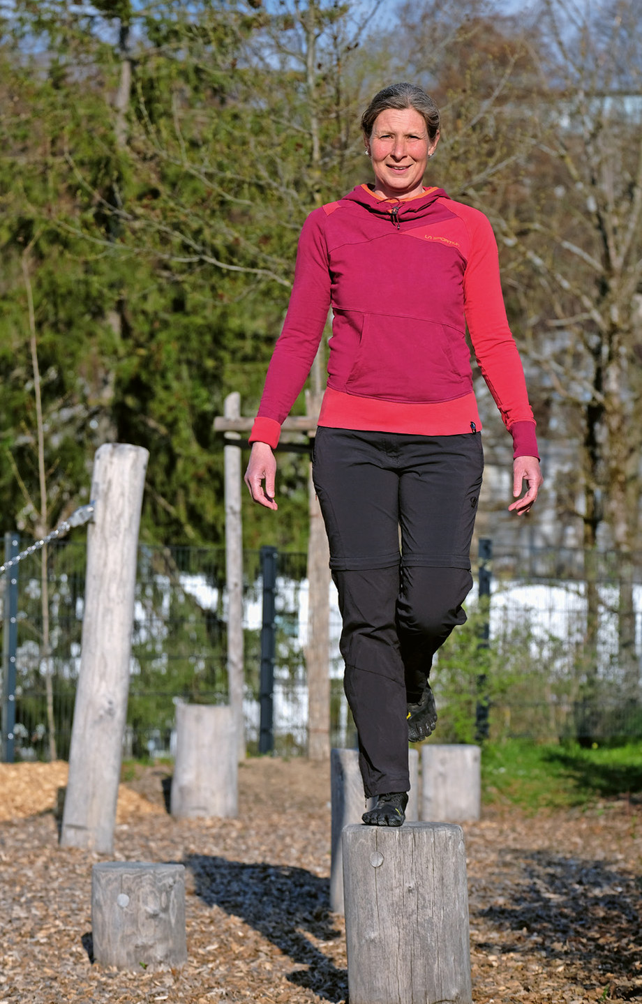 Claudia Butry im Einbeinstand. Gleichgewichtsübungen stimulieren das Gehirn und verbessern das Reitgefühl. (Foto: Jens Kerick)