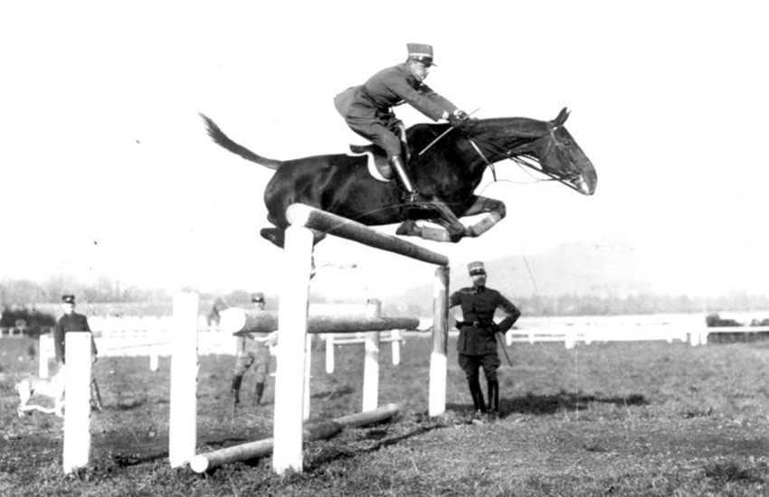 Oberleutnant Alphonse Gemuseus gewinnt mit Lucette an den Olympischen Spielen 1924 in Paris Gold im Einzelspringen. (Bild: Année Hippique/Alban Poudret)