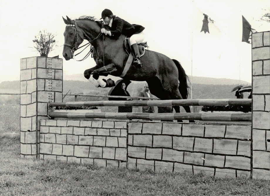Heidi Notz kennt den Pferdesport aus allen Perspektiven, auch als aktive Turnierreiterin. Hier 1972 mit ihrem Pferd Brodax am CS Frauenfeld. | © privat