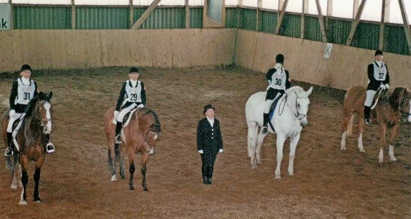 Heidi Notz 1996 als Betreuerin der Vierkämpfer des KV Egnach. Das waren die Anfänge von J+S Pferdesport. Auch Wettkämpfe können über J+S abgerechnet werden, wenn die Teilnehmenden ihre Trainings unter J+S absolvieren. | © privat