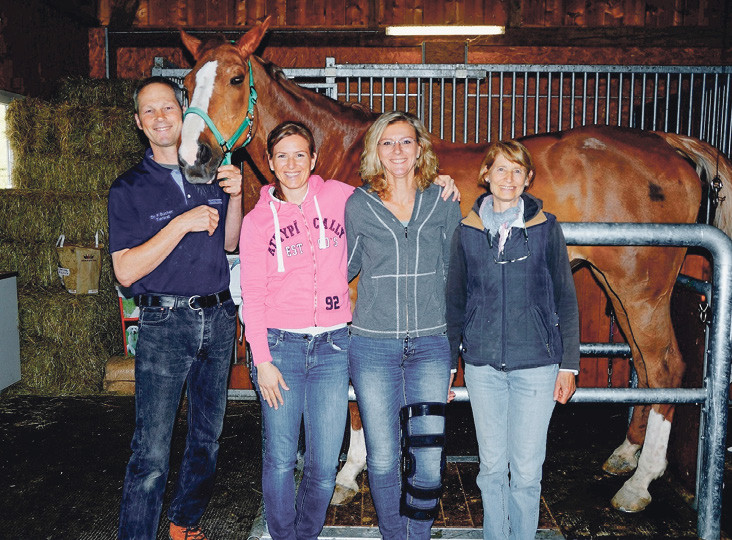 Pascal Bucher, Julia Weiss, Simone Weiss et Françoise Hess-Dudan après le transfert réussi du officiellement premier embryon congelé par Julia Weiss en Suisse.
