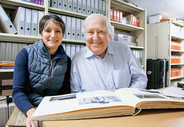 Nadine Niklaus und Max E. Ammann bei der Sichtung von Material für das Jubiläumsbuch im FEI-Archiv. (Foto: SVPS)
