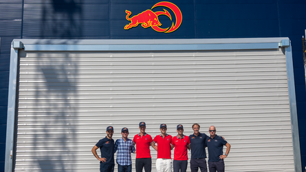 L’élite suisse de saut d’obstacles visite la nouvelle base d’Alinghi Red Bull Racing