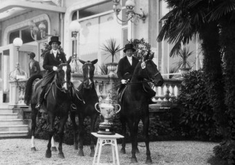 Annelies Stoffel und Renée Schwarzenbach, Sieger im Amazonen-Nationenpreis 1930 in Stresa, ein damals  populärer Turnierplatz
