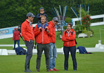 Ein Teil der Schweizer Delegation mit dem Equipenchef Fahren Micaël Klopfenstein (links)