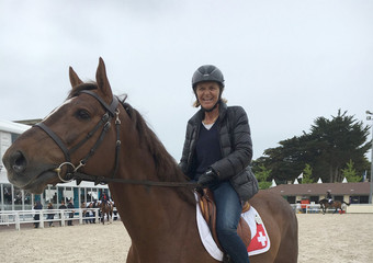 Teamwork 2: Renata Fuchs bringt ihrem Sohn Martin das Pferd für die Siegerehrung zum Abreitplatz