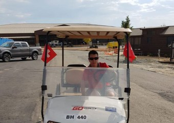 Nous avons enfin reçu notre voiturette de golf: la cheffe de mission Evelyne Niklaus lors du voyage inaugural. 